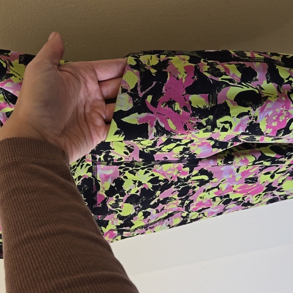 size 6 Lululemon Pants - Picture 4 of 5